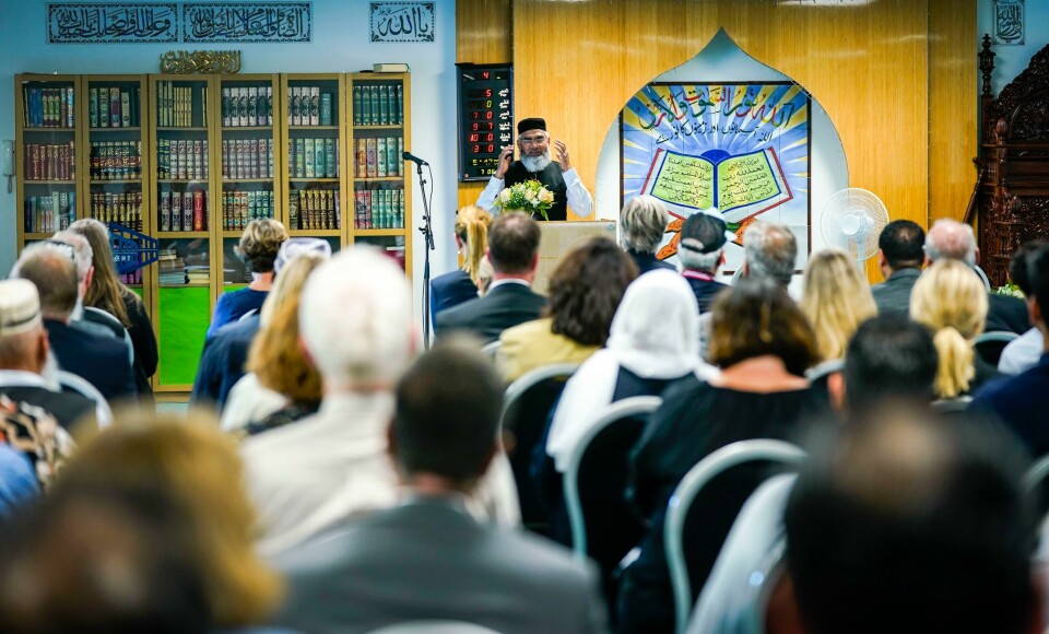 BÆRUM: Stiftelsen 10. august og Al-Noor-moskeen hadde sin årlige minnemarkering. Imam Syed Mohammed Ashraf åpnet seremonien. Bildet viser at stiftelsen 10. august og Al-Noor Moskeen hadde sin årlige minnemarkering i Al-Noor-moskeens lokaler onsdag. Imam Syed Mohammed Ashraf åpnet minneseremonien. Foto: Lise Åserud / NTB
