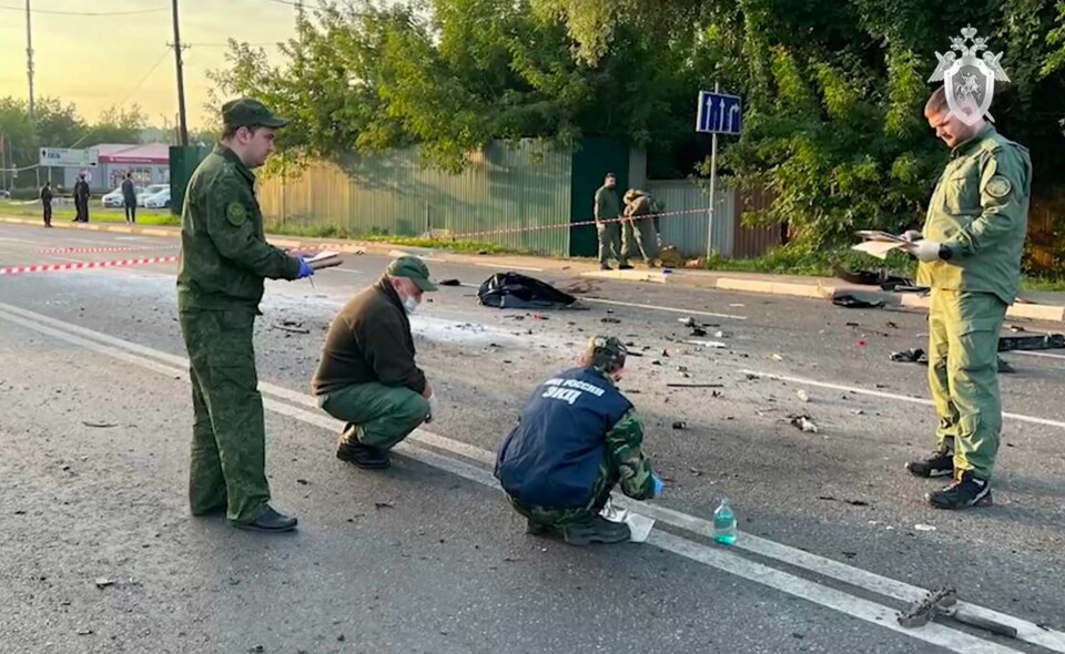 EKSPLOSJON: Darja Dugin ble drept i en eksplosjon. Bilen hun satt i ble sprengt. Målet var trolig faren hennes Alexander Dugin. FOTO: (Investigative Committee of Russia via AP) Etterforskere på stedet der eksplosjonen fant sted utenfor Moskva. Foto: Russlands granskingskommisjon / AP / NTB