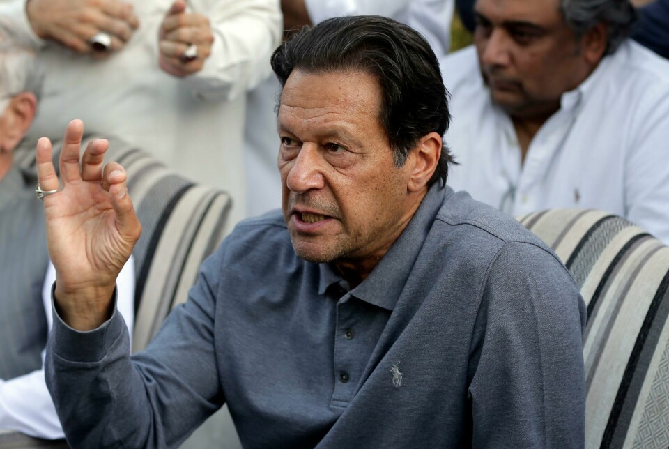 SIKTET: Pakistansk politi har siktet tidligere statsminister Imran Khan. De mener han har brutt landets antiterrorlover. Bildet viser Imran Khan. Pakistansk politi har siktet tidligere statsminister Imran Khan for brudd på landets antiterrorlover. De mener han har truet politi og en dommer.