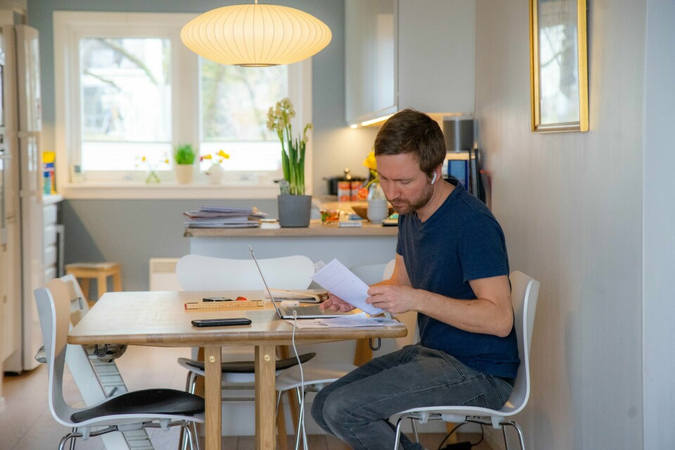 ARBEID: De fleste endte på hjemmekontor under koronapandemien. Etter pandemien har arbeidslysten i Norge gått ned, ifølge en undersøkelse. Bildet viser en mann som jobber hjemmefra. De fleste endte på hjemmekontor under koronapandemien. Etter pandemien har arbeidslysten i Norge gått ned, ifølge en undersøkelse.