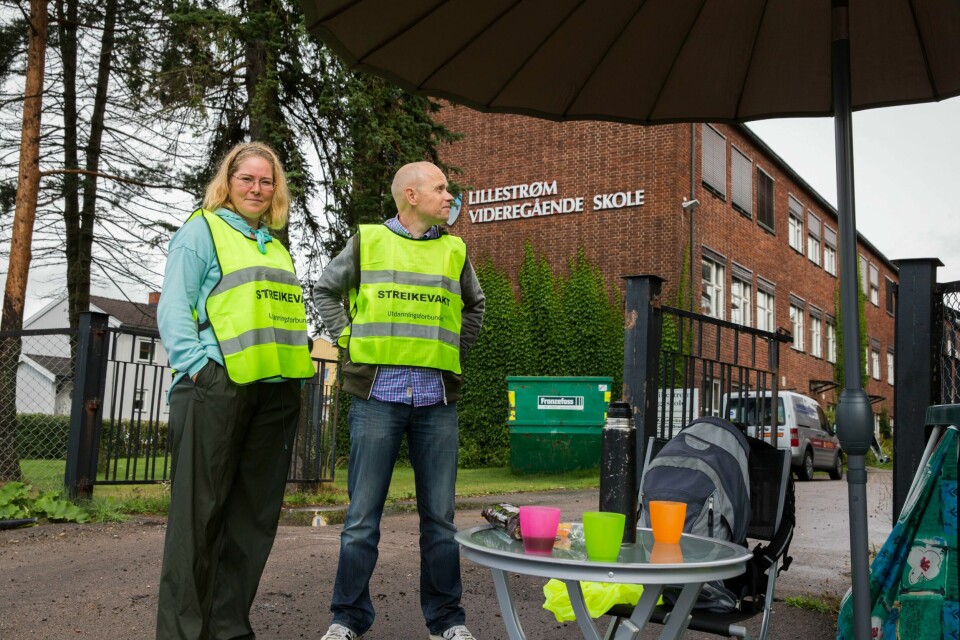 STREIK: Mandag streiker enda flere lærere. Streikevaktene Anniken Walter og Gunnar Kristiansen (tillitsvalgt) står utenfor Lillestrøm videregående skole. Foto: Berit Roald / NTB Mandag gikk lærerne ut i streik, og steikevaktene Anniken Walter og Gunnar Kristiansen (tillitsvalgt) står her utenfor Lillestrøm videregående skole. Foto: Berit Roald / NTB