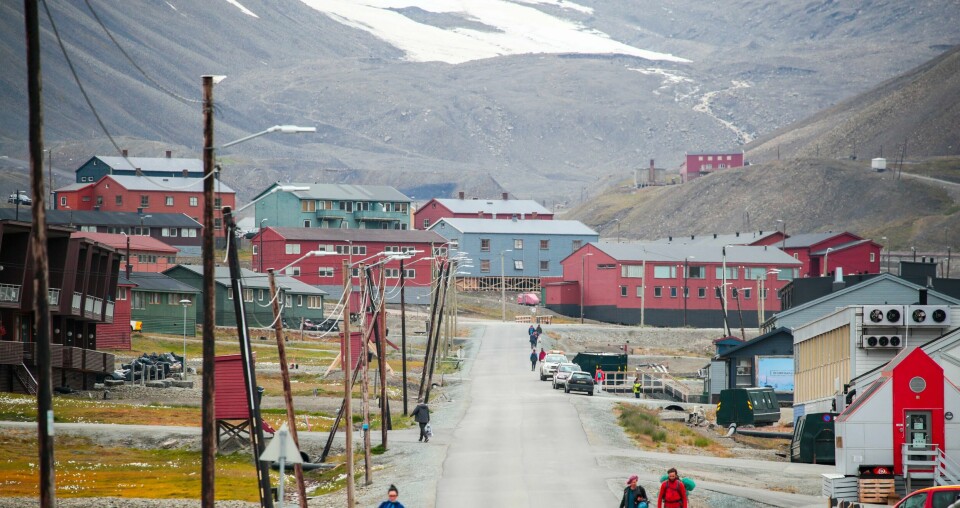 FÆRRE: Det bodde 2.504 personer i Longyearbyen og Ny-Ålesund ved årsskiftet. Foto: Lise Åserud / NTB 2.504 registrerte innbyggere er det nest høyeste befolkningstallet som er registrert i Longyearbyen og Ny-Ålesund. Foto: Lise Åserud / NTB
