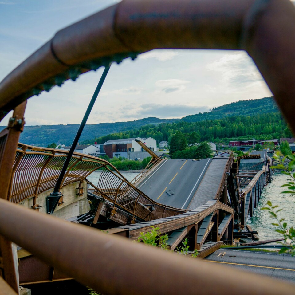 RASTE SAMMEN: Slik ser Tretten bru i Øyer kommune i Gudbrandsdalen etter at den raste sammen mandag. Tretten bru i Øyer kommune i Gudbrandsdalen kollapset mandag morgen. Foto: Stian Lysberg Solum / NTB