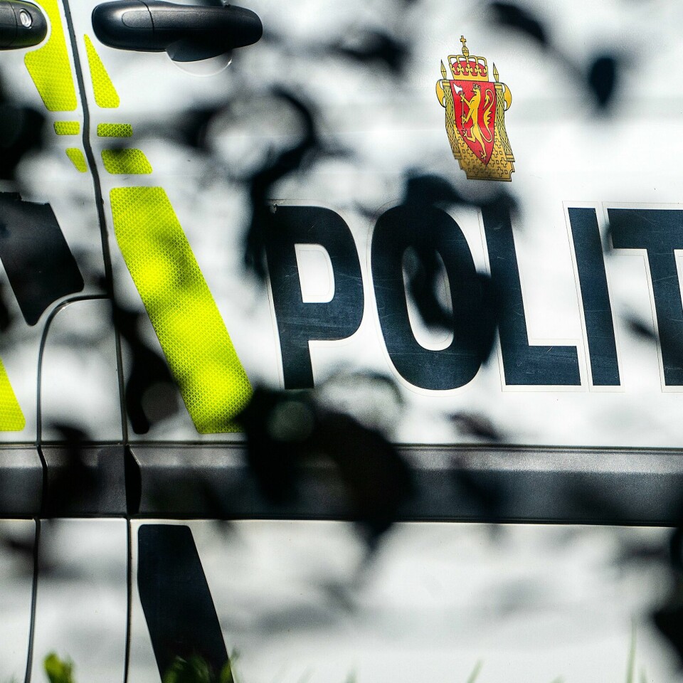 POLITI: Et barn fikk i seg kokain i Trondheim. Politiet ransaket boligen de hadde vært i etter hendelsen. Bildet viser logoen på en politibil.