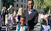 Bildet viser Yonis Ibrahim med pappa Mustafa Ibrahim på første skoledag.