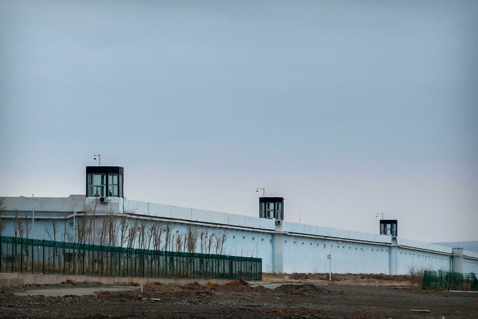 LEIR: Rundt én million personer er antatt å være i leire som Urumqi 3 i Xinjian. En ny rapport fra FN mener Kina bryter menneskerettighetene til uigurer og andre muslimske minoriteter i landet. Vakttårn ved interneringsleiren Urumqi 3 i Dabancheng vest i Xinjiang-regionen i Kina. Beijings interneringspolitikk mot uigurene og andre muslimske minoriteter kan være forbrytelser mot menneskeheten, heter det i en rapport fra FNs høykommissær for menneskerettigheter. Foto: Mark Schiefelbein / AP / NTB