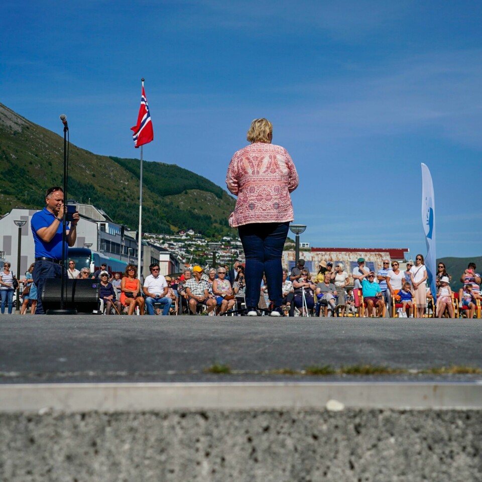 MÅLØY: Måløy er en by i Vågsøy. Da bildet ble tatt, var Vågsøy en egen kommune. Nå er den en del av Kinn. Bildet er fra valgkampen 2019 og viser Erna Solberg. Bildet viser Erna Solberg som snakker til folk i Måløy i 2019.