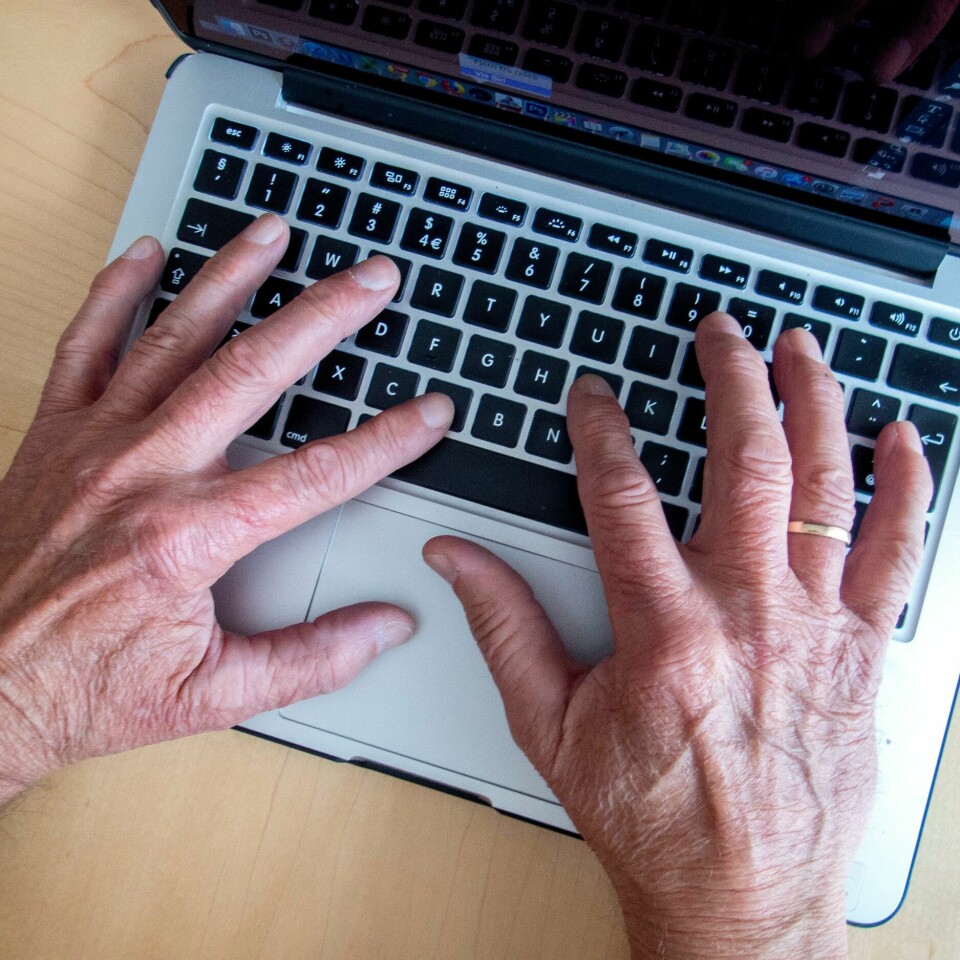 VANSKELIG: Ikke alle mestrer de digitale tjenesten i banken. Nå må bankene følge nye regler. Det skal sikre at folk får brukt banktjenester utenfor nettbanken. Foto: Gorm Kallestad / NTB Bildet viser et par hender til en eldre person over et tastatur på en datamaskin. Illustrasjonsfoto: Gorm Kallestad / NTB