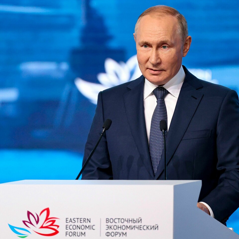 RUSSLAND: Vladimir Putin hevder vestlige straffer er en trussel for fred i verden. Vladimir Putin hevder vestlige sanksjonsiver er en største trusselen mot fred i verden og sier det er umulig å isolere Russland, uansett hvor mye man måtte ønske det. Foto: Sergej Bobylev / Sputnik / AP / NTB