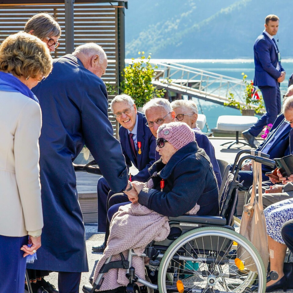 HILSTE: Kong Harald og dronning Sonja hilste på 105-åringen Nikka Myren Grønning i Valldal. Kong Harald og dronning Sonja hilser på 105-åringen Nikka Myren Grønning på Syltetorget i Valldal. Foto: Lise Åserud / NTB
