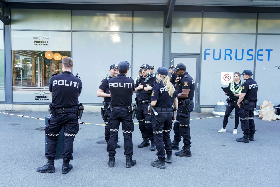 FURUSET: To menn er alvorlig skadd etter to separate voldshendelser på Furuset i Oslo. Politiet undersøker om det er sammenheng mellom sakene. Bildet viser mange politibetjenter foran Furuset T-banestasjon. To menn er alvorlig skadd etter to separate voldshendelser på Furuset i Oslo. Politiet undersøker om det er sammenheng mellom sakene.
