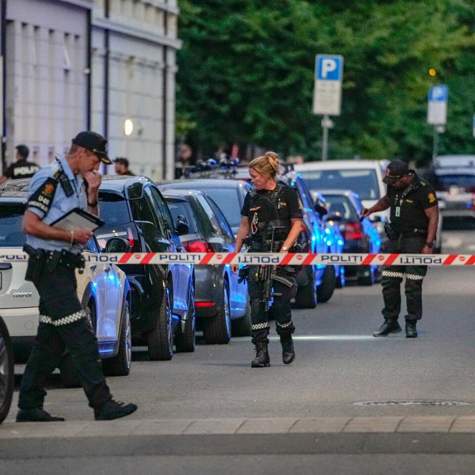 TORSHOV: Det var skyting på Torshov i Oslo tirsdag. Her er politiet på stedet. Bildet viser at politiet leter etter spor etter at det ble avfyrt skudd på Torshov i Oslo tirsdag kveld. Foto: Beate Oma Dahle / NTB