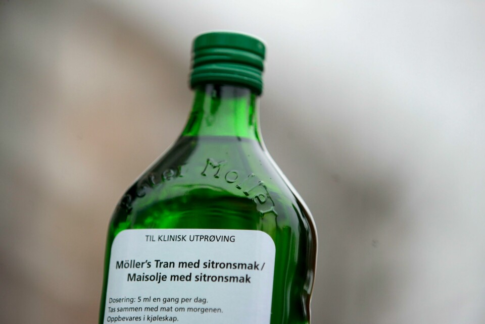 TRAN: Tran har mye vitamin D i seg. Forskere sjekket om det virket mot korona. Bildet viser ei flaske tran. Foto: Jil Yngland / NTB