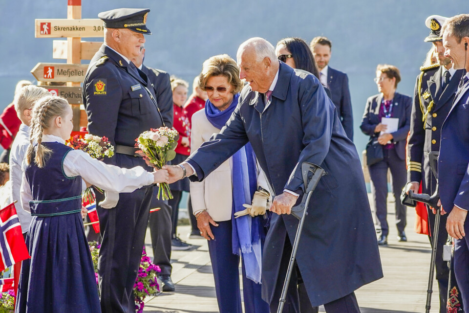 BLOMSTER: Kong Harald og dronning Sonja fikk blomster fra elever på Stordal og Eidsdal skule. Ni år gamle Odin Storheim Homlong er fra Stordal. Ni år gamle Johanne Melchior Meek er fra Eidsdal. Kong Harald og dronning Sonja tar imot blomster fra 9-åringene Odin Storheim Homlong, som går på Stordal skule, og Johanne Melchior Meek, som går på Eidsdal skule. Tirsdag innledet de en tredagers fylkestur til Møre og Romsdal med et besøk til Valldal i Fjord kommune. Foto: Lise Åserud / NTB