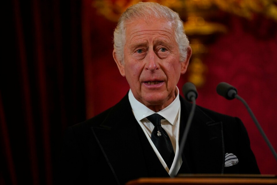 KONGE: Kong Charles er konge av Storbritannia. Bildet viser kong Charles som talte lørdag til tiltredelsesrådet i St. James's Palace i London. Foto: Victoria Jones / Pool / AP / NTB