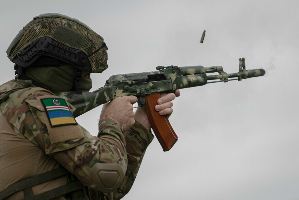 OPPLÆRING: En soldat får opplæring i Kyiv i Ukraina 27. august. Nå er det kjent at ukrainske soldater også får opplæring i Norge. Bildet viser en frivillig soldat som får opplæring i Kyiv i Ukraina 27. august. Nå er det kjent at ukrainske soldater også får opplæring i Norge, men det er ikke kjent hva de får opplæring i her. Foto: Andrew Kravchenko / AP / NTB