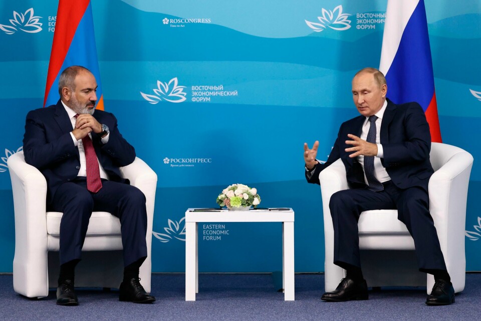 PRAT: Armenias statsminister Nikol Pasjinian møtte Russlands president Vladimir Putin i september. Nå har han bedt om hjelp igjen. Årsaken er angrep på grensa mellom Armenia og Aserbajdsjan. Foto: Valerij Sjarifulin / Sputnik / AP / NTB Armenias statsminister Nikol Pasjinian møtte Russlands president Vladimir Putin i september. Foto: Valerij Sjarifulin / Sputnik / AP / NTB