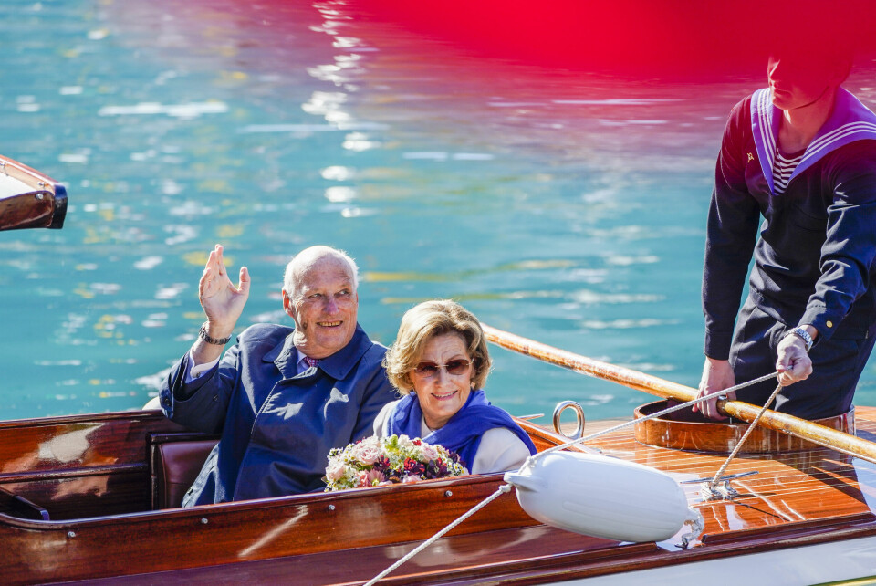REISE: Kong Harald og dronning Sonja er ute på tur i Norge igjen. De har pleid å reise rundt i norske fylker hvert år. Men de siste årene har det vært avlyst som følge av pandemien. Kong Harald og dronning Sonja er ute på fylkestur igjen etter noen år med korona-opphold. Foto: Lise Åserud / NTB