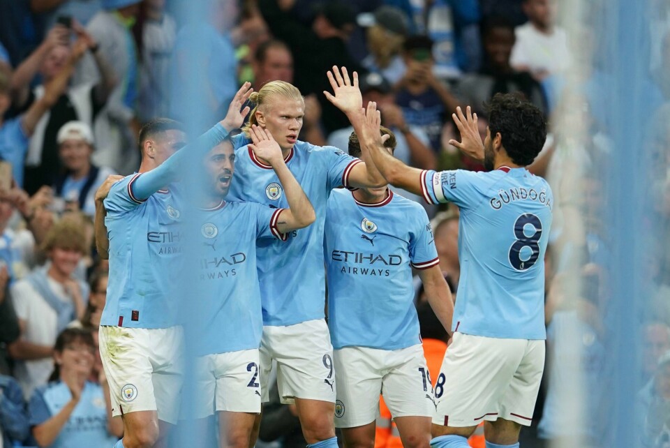 FOTBALL: Erling Braut Haaland omfavnes etter en scoring for Manchester City. Bildet viser Erling Braut Haaland som omfavnes etter en scoring for Manchester City.