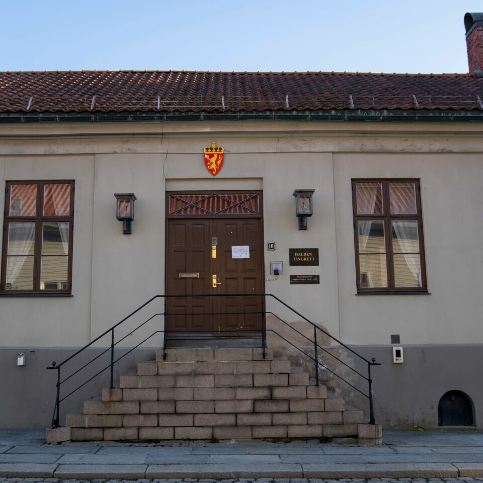 DØMT: En kvinne er dømt i Søndre Østfold tingrett. Retten mener hun forsøkte å drepe venninnen. Bildet viser Søndre Østfold tingrett i Halden i september. Foto: Fredrik Hagen / NTB