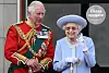 Bilde er av prins Charles og dronning Elizabeth. Det er en grå logo for ukens oppgave på bildet. Foto: Daniel Leal / AFP / NTB
