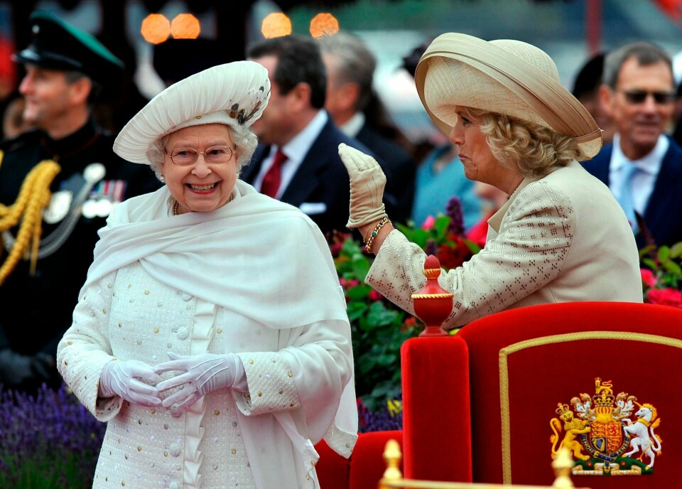 DRONNING: Dronning Elizabeth (til venstre) var dronning i Storbritannia i 70 år. Her er hun sammen med Camilla, som er gift med britenes nye kong Charles. (AP Photo/John Stillwell) Dronning Elizabeth og hennes svigerdatter Camilla i 2012. Arkivfoto: John Stillwell / AP / NTB