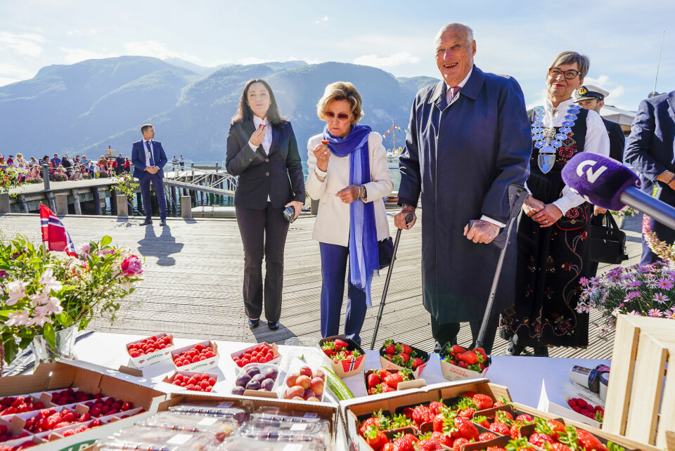 SMAK: Kong Harald og dronning Sonja fikk smake på de lokale jordbærene under besøket i Valldal. Kong Harald og dronning Sonja fikk smake på de lokale jordbærene under besøket i Valldal i Fjord kommune. Foto: Lise Åserud / NTB