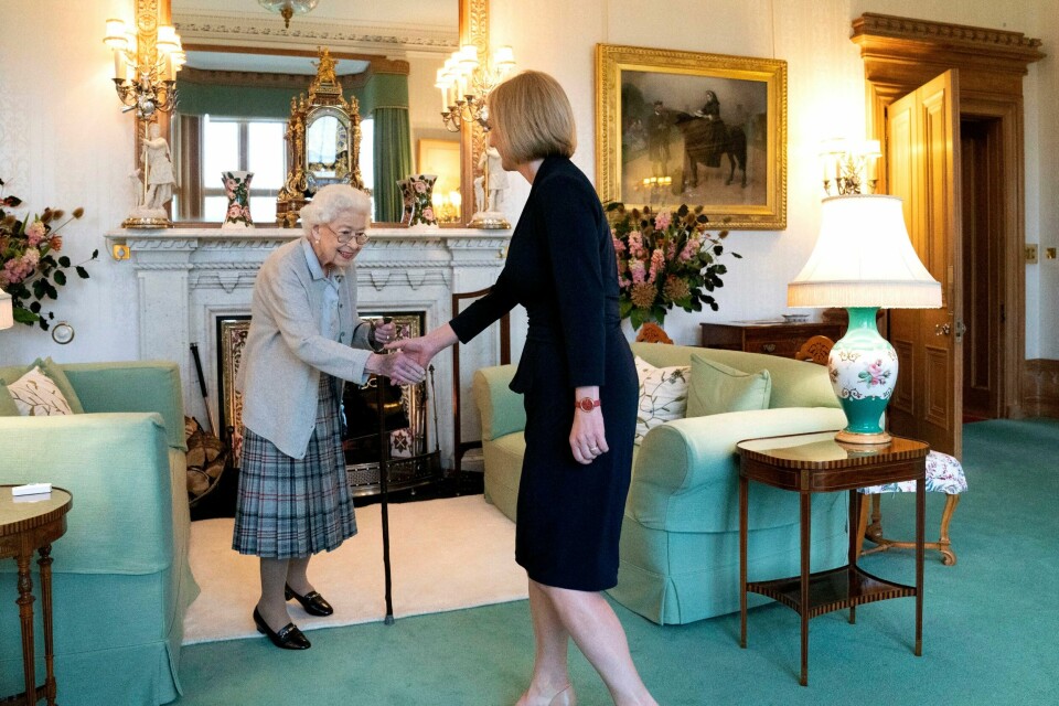 STATSMINISTER: Dronning Elizabeth II og Liz Truss på slottet Balmoral i Skottland. Bildet viser dronning Elizabeth II og Liz Truss på slottet Balmoral i Skottland.
