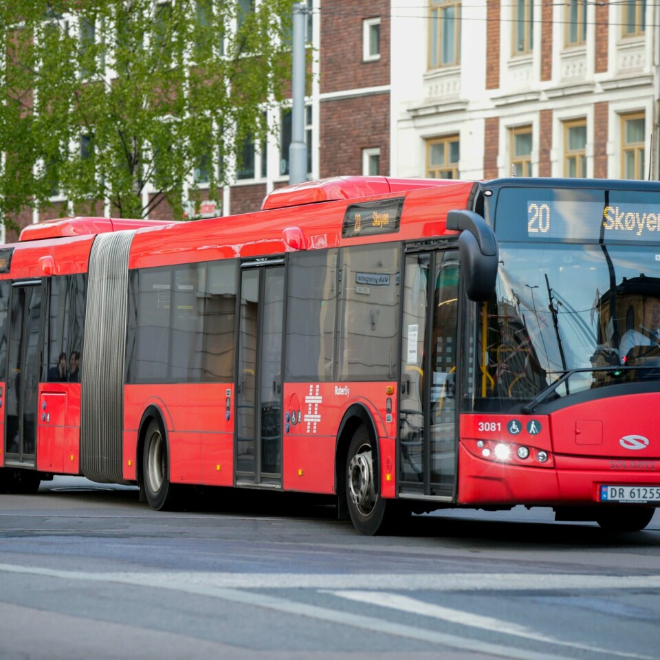 BUSS OG TRIKK: Fra mandag 19. september kan familien reise billigere med buss og trikk. Etter klokka 18 på hverdager kan inntil fire barn være med på en og samme billett.