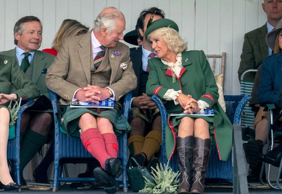 KONGE: Prins Charles er nå blitt konge. Her sammen med kona Camilla, som blir dronning. Charles og Camilla i hyggelig passiar under et hesteshow i Skottland 3. september. De to var ungdomskjærester og giftet seg til slutt i 2005. Det var dronning Elizabeths ønske at Camilla skulle få tittelen dronning. Foto: Jane Barlow / PA via AP / NTB