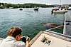 Bildet viser en mann som fotograferer hvalrossen Freya.