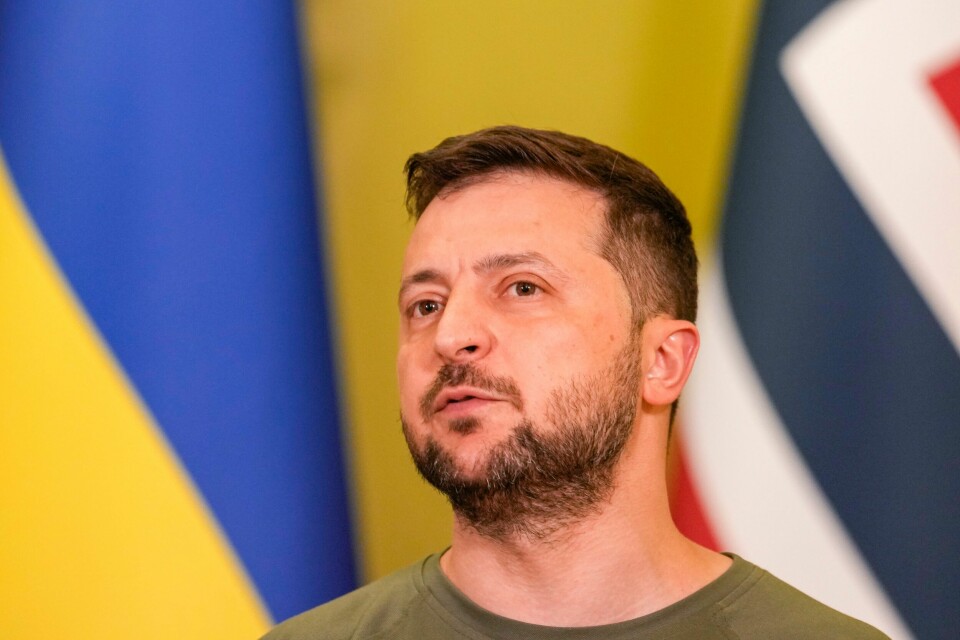BOK: Volodymyr Zelenskyjs dramatiske år skildres i en ny bok. Den kommer nå ut på norsk. Ukrainas president Volodymyr Zelenskyj møtte den norske statsministeren i Kyiv i dag. Foto: Javad Parsa / NTB / NPK
