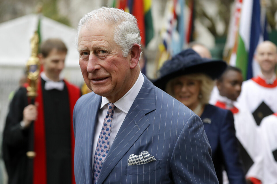 KONGE: Prins Charles overtar som konge i Storbritannia. Han begynner jobben allerede fredag. (Foto: AP/Kirsty Wigglesworth) Fredag våknet Charles opp til sin første hele dag som konge av Storbritannia og 14 andre samveldeland. I tillegg til å sørge over morens bortgang, er det mange plikter som venter den nye kongen. Arkivfoto: Kirsty Wigglesworth / AP / NTB