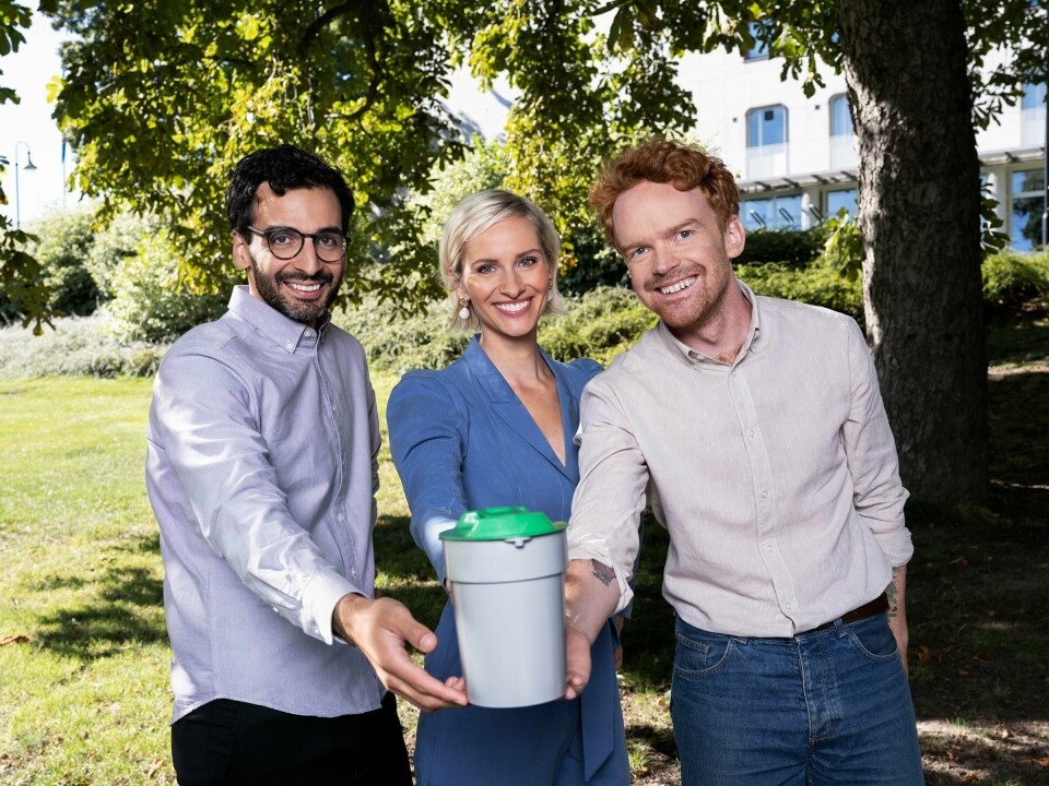 INNSAMLING: Kaveh Rashidi, Anne Rimmen og Mikkel Niva skal lede årets TV-aksjon. Der skal det samles inn penger til blant annet Leger Uten Grenser. Bildet er av Kaveh Rashidi, Anne Rimmen og Mikkel Niva. De holder en pengebøsse som blir brukt under TV-aksjonen foran seg. Foto: David Dundas / NRK