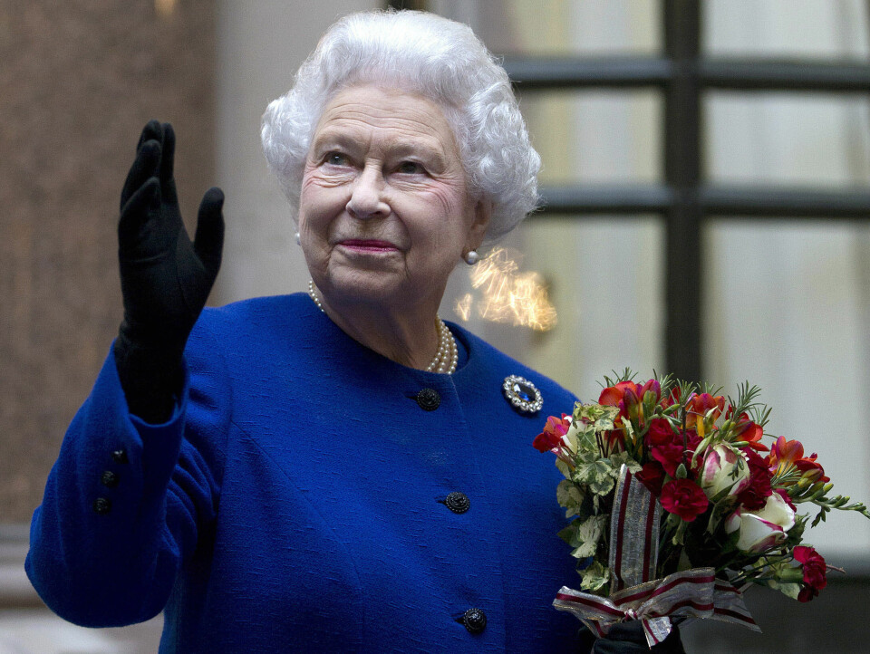 SAVNET: Dronning Elizabeth var kjent over hele verden. Både briter og folk i samveldelandene vil savne henne. Her er hun avbildet under et besøk i 2012.(AP Photo/Alastair Grant Pool) Dronning Elizabeth hylles av Kenyas avtroppende president Uhuru Kenyatta. Foto: Alastair Grant / AP / NTB