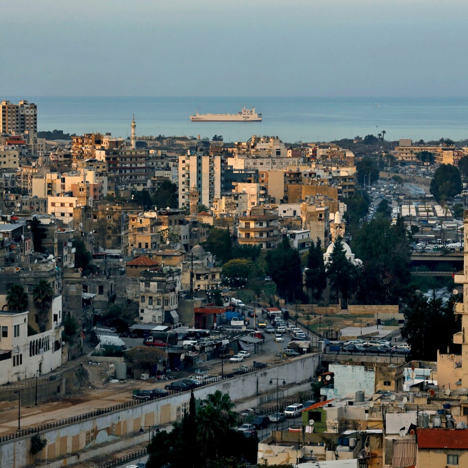 LIBANON: En båt med migranter fra Libanon sank utenfor Syria. Bildet er av byen Tripli i Libanon. Havnebyen Tripoli i Libanon ligger langs kysten av Middelhavet. Flere hundre libanesere forsøkte å flykte fra landet i 2021. Foto: Bilal Hussein / AP / NTB