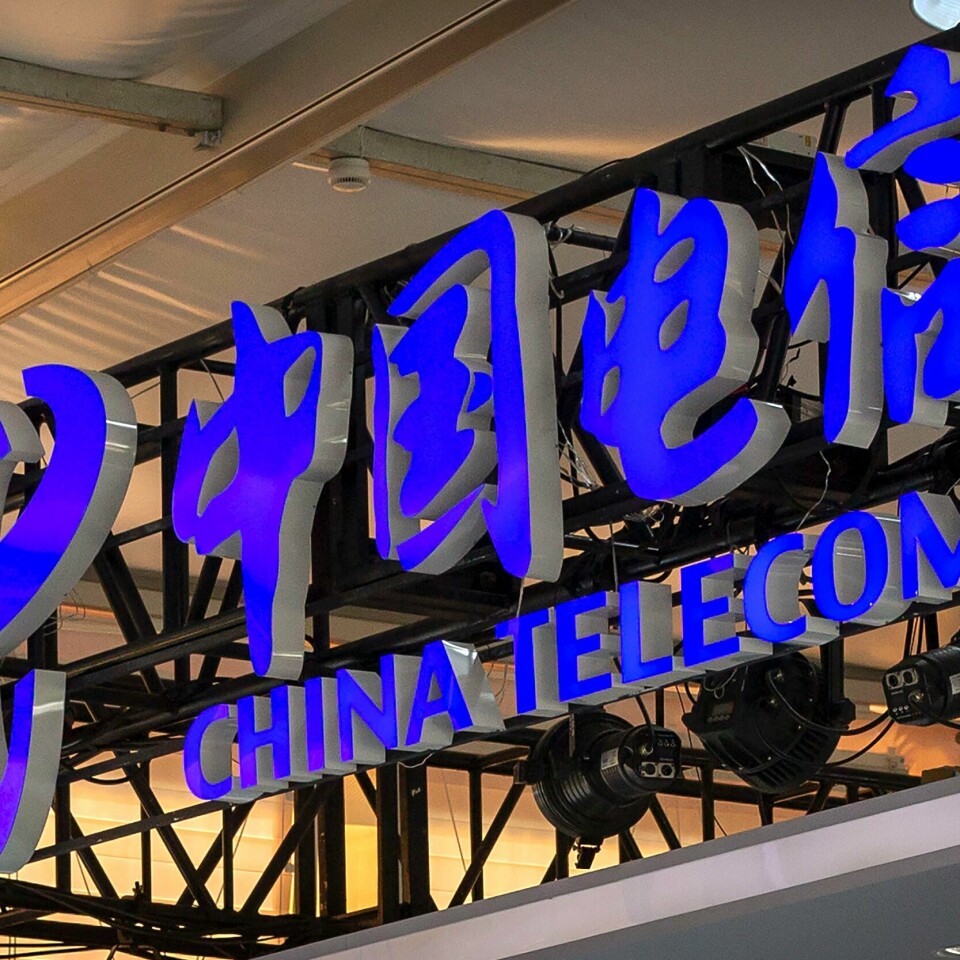 BRANN: Det begynte å brenne i bygningen der det kinesiske selskapet China Telecom har kontorer. Bilde viser logoen til kinesiske China Telecom.