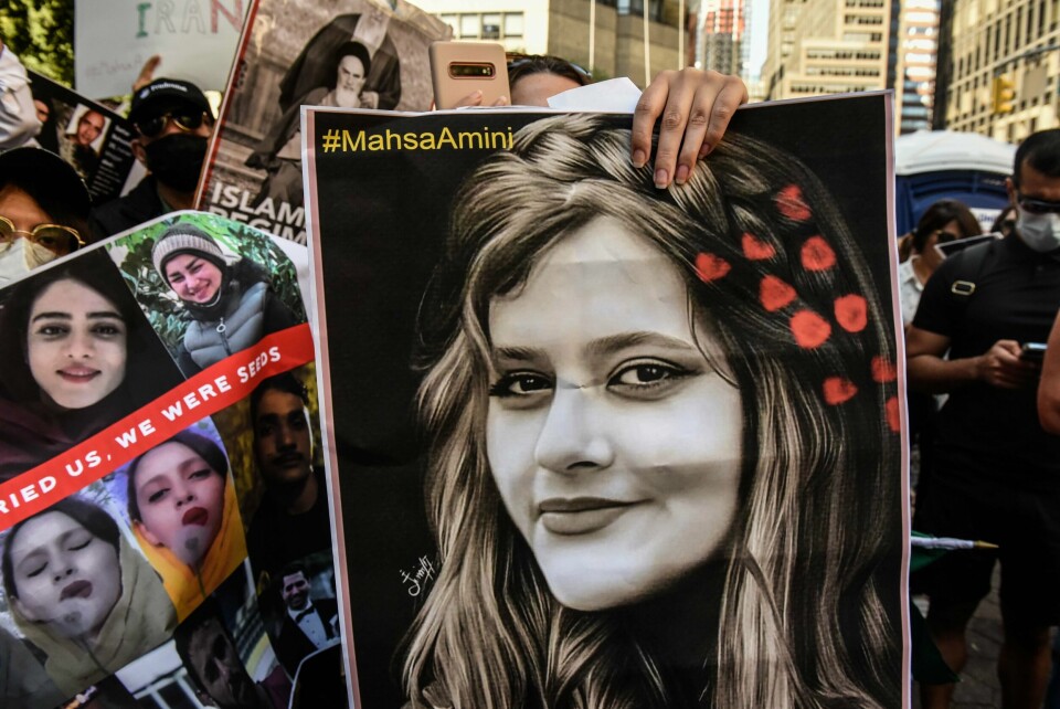 NEW YORK: Også i New York i USA protesterer folk mot det som skjedde Mahsa Amini. Bildet viser protester mot et dødsfall i Iran. Mahsa Amini døde angivelig fordi hun bar hijaben feil.