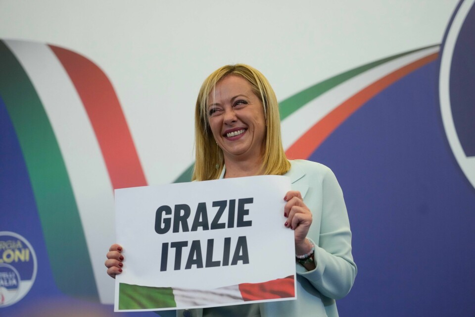 VANT: Høyrekoalisjonen ledet av Giorgia Meloni har vunnet valget i Italia. Her viser hun en plakat med teksten «Takk, Italia». Meloni leder partiet Italias brødre. Foto: Gregorio Borgia / AP / NTB Bildet viser Giorgia Meloni. Hun leder partiet Itallias brødre. Trolig blir hun Italias nye statsminister. Foto: Gregorio Borgia / AP / NTB