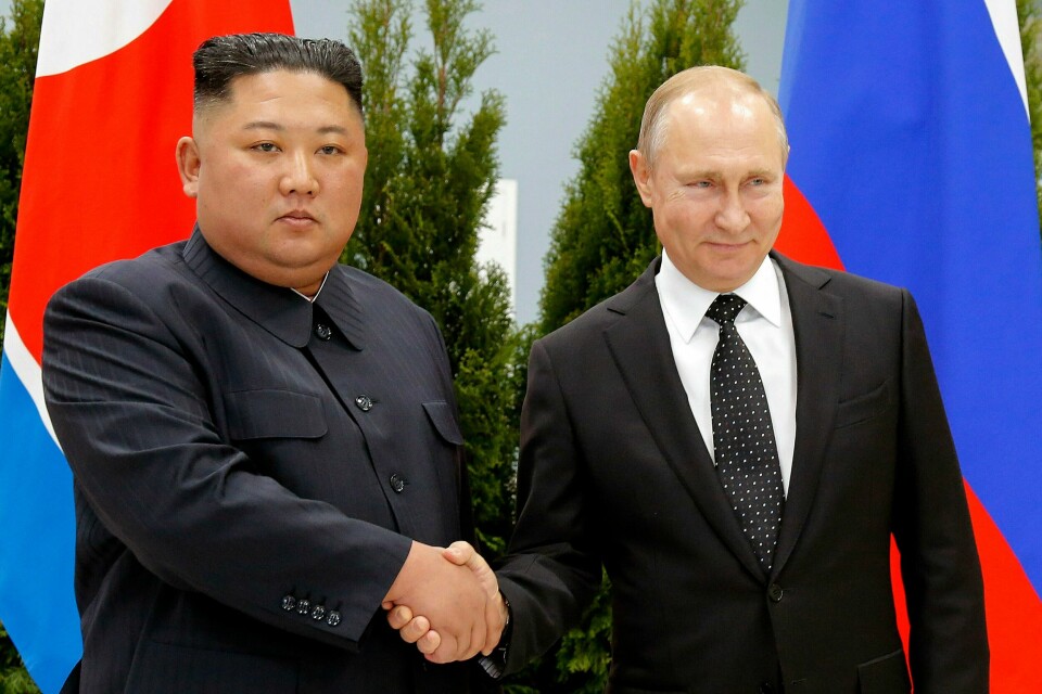 VÅPEN: Nord-Korea verken har eller kommer til å selge våpen til Russland. Det står i en uttalelse fra Pyongyang. Nord-Korea verken har eller kommer til å selge våpen til Russland, står det i en uttalelse fra Pyongyang, som svar på anklager fra USA om at det foregår slik handel. Bildet viser Russlands president Vladimir Putin hilse på Nord-Koreas leder Kim Jong-un i Vladivostok i Russland i 2019. Arkivfoto: Aleksander Zemlianitsjenko / AP / NTB