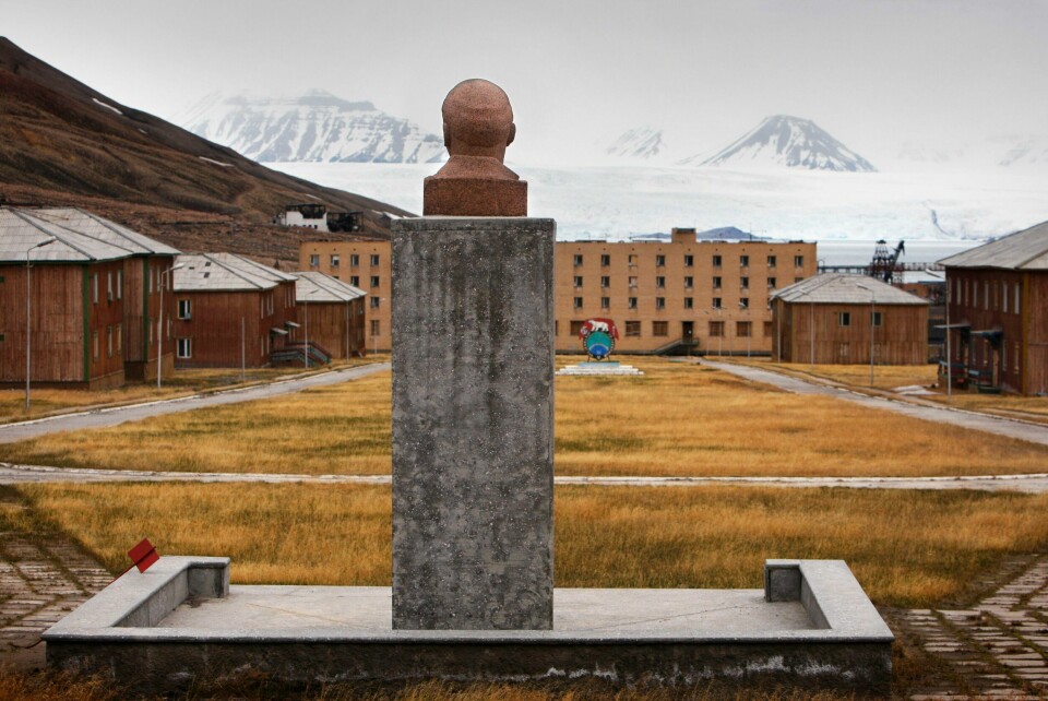 RUSSLAND: Lenin-statuen ser utover den russiske gruvebyen Pyramiden. Byen ble forlatt for 24 år siden. Nå ønsker Russland å bruke 300 millioner kroner på å få turister til Pyramiden og Barentsburg. Lenin-statuen skuer utover den russiske gruvebyen Pyramiden som ble forlatt i 1998. Nå ønsker Russland å bruke 300 millioner kroner på å ruste opp Pyramiden og Barentsburg for turister.Arkivfoto: Håkon Mosvold Larsen / NTB