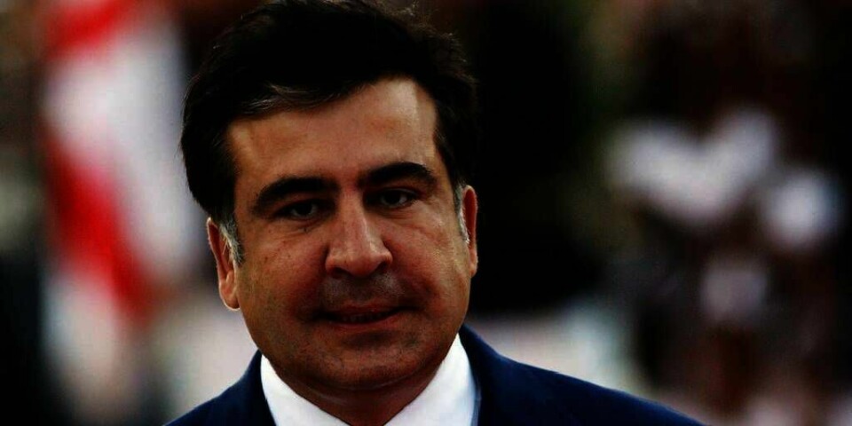 STEMME:  Georgias president Mikhail Saakasjvili stemte mandag morgen i Tbilisi. Han kom sammen med sønnen Nikoloz og kona Sandra Roelofs. Saakasjvili kjemper mot Bidzina Ivanisjvili i valget.