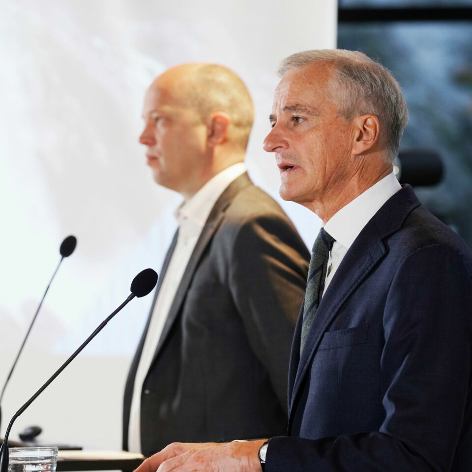 SKATT: Jonas Gahr Støre og Trygve Slagsvold Vedum har planer om å kreve inn mer skatt. Bildet er av Finansminister Trygve Slagsvold Vedum og statsminister Jonas Gahr Støre. De står ved hver sin talerstol. Foto: Terje Bendiksby / NTB
