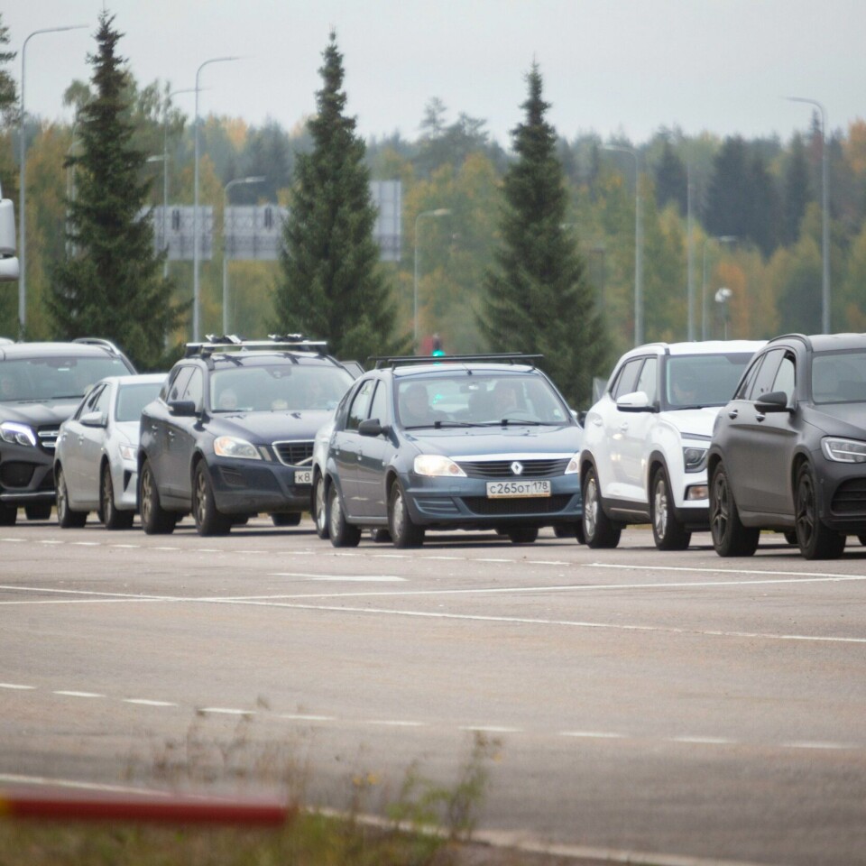 KØ: Biler som venter på å komme over grensa til Finland. Bildet er fra grenseposten Vaalimaa. Biler står i kø ved grenseposten Vaalimaa mellom Finland og Russland. Foto: Sasu M'kinen/Lehtikuva via AP/NTB
