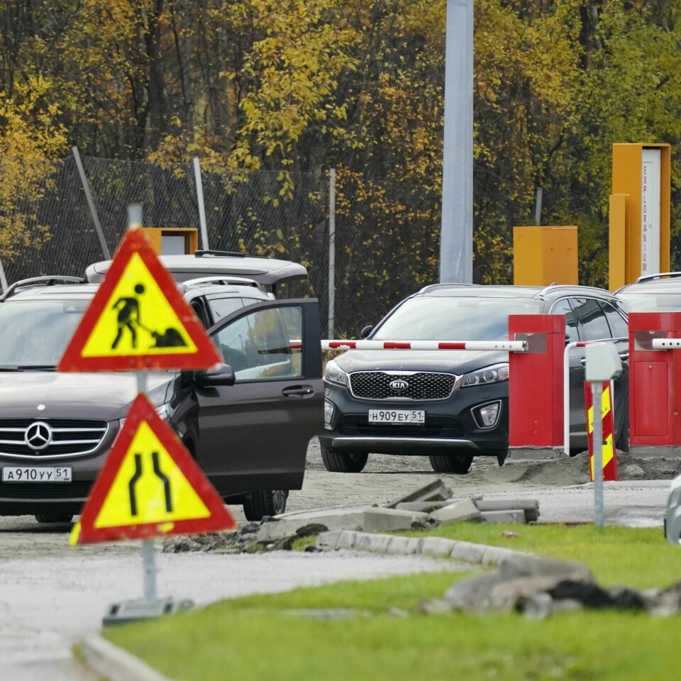 ÅPENT: Det er åpent på grensa mellom Russland og Norge. Men torsdag er det mindre trafikk enn de siste dagene. Russiske biler på vei over grensa til Norge torsdag morgen. Foto: Lise Åserud / NTB
