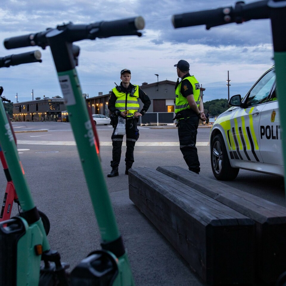 SJEKK: Det skjer færre ulykker med elsparkesykler i Oslo. En av årsakene er forbud mot å kjøre slike sykler med promille. Bildet viser politiet under en slik promillekontroll. Foto: Geir Olsen / NTB Ifølge politiet merker de en nedgang i antallet ruspåvirkede personer som kjører elsparkesykkel i Oslo etter at det ble innført strengere regler med påfølgende hyppigere kontroller. Foto: Geir Olsen / NTB