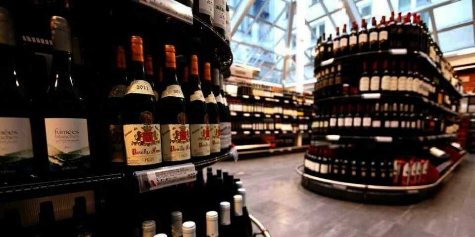AVGIFTER: Prisene på alkohol og tobakk skal økes like mye som prisene ellers i samfunnet neste år. Flere er misfornøyde.