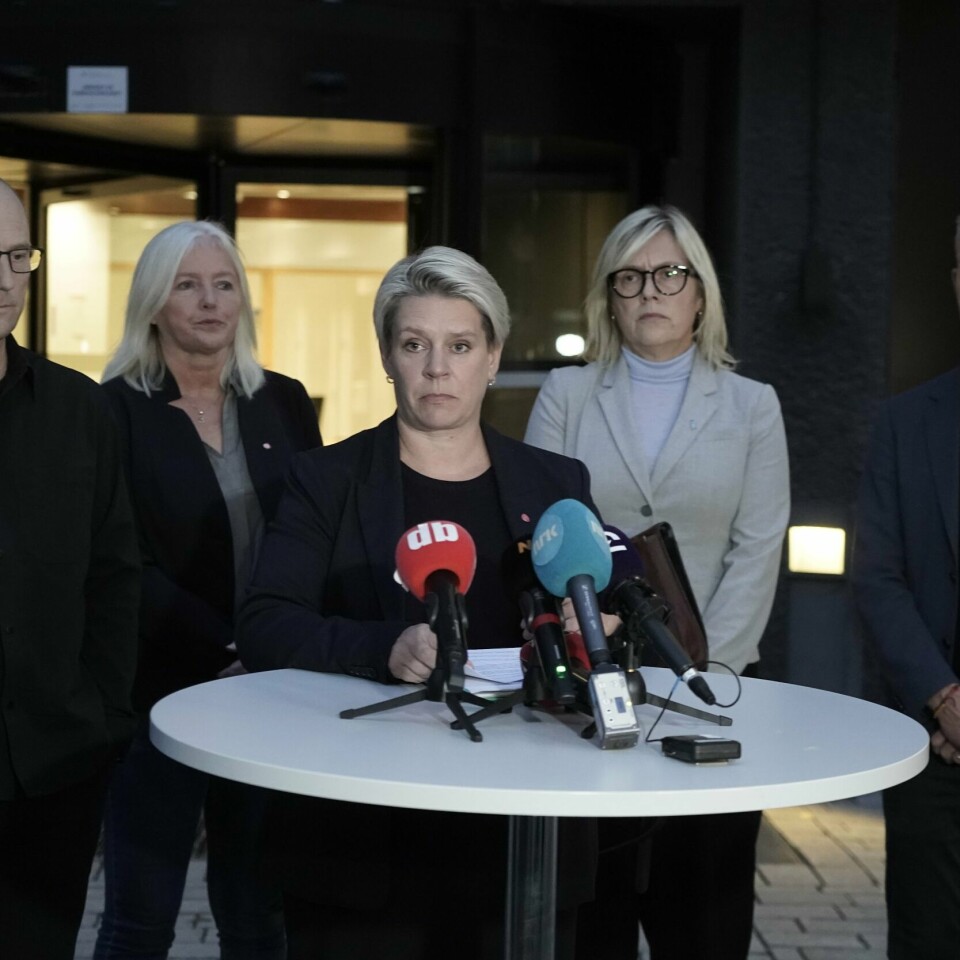 SLUTT: Regjeringen stopper streiken. Partene i lærerstreiken møtte pressen tirsdag kveld. Foran er Marte Mjøs Persen. Hun er arbeidsminister. Partene i lærerstreiken møtte pressen tirsdag kveld. Foto: Terje Pedersen / NTB