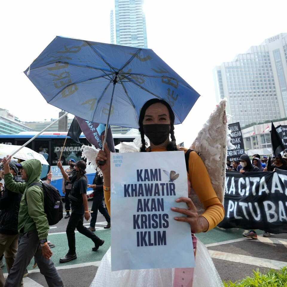 PROTEST: Flere mener verden gjør for lite for klima-endringene. Bildet er fra Indonesia, hvor folk demonstrerer. På plakaten står det «Vi er bekymret for klimakrisen». En miljøaktivist holder opp en plakat med påskriften «Vi er bekymret for klimakrisen» under en demonstrasjon i Jakarta i Indonesia tidligere i september. Foto: Achmad Ibrahim / AP / NTB