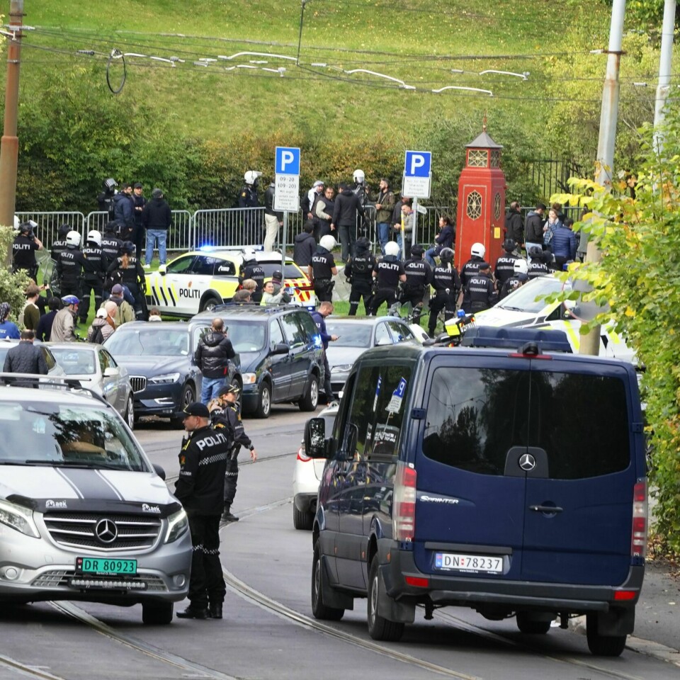 DEMONSTRASJON: Flere demonstrerte utenfor Irans ambassade i Oslo torsdag. Flere forsøkte og komme seg inn til ambassaden. Voldelig demonstrasjon ved Irans ambassade i Oslo – flere har forsøkt å ta seg inn.Foto: Terje Pedersen / NTB